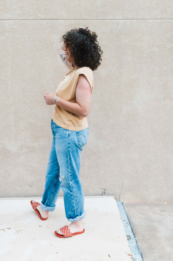 doing my best club | faded mustard boxy muscle tee