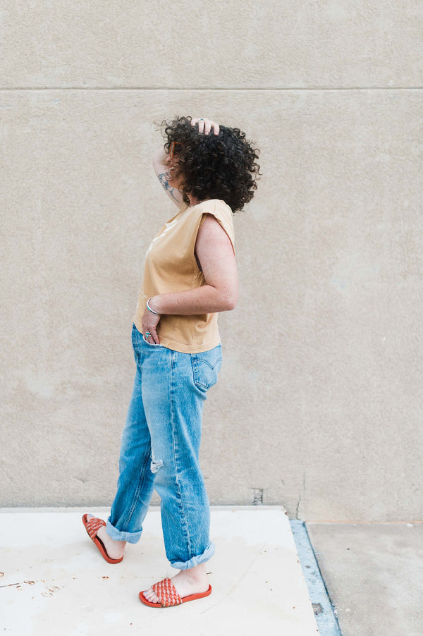 doing my best club | faded mustard boxy muscle tee