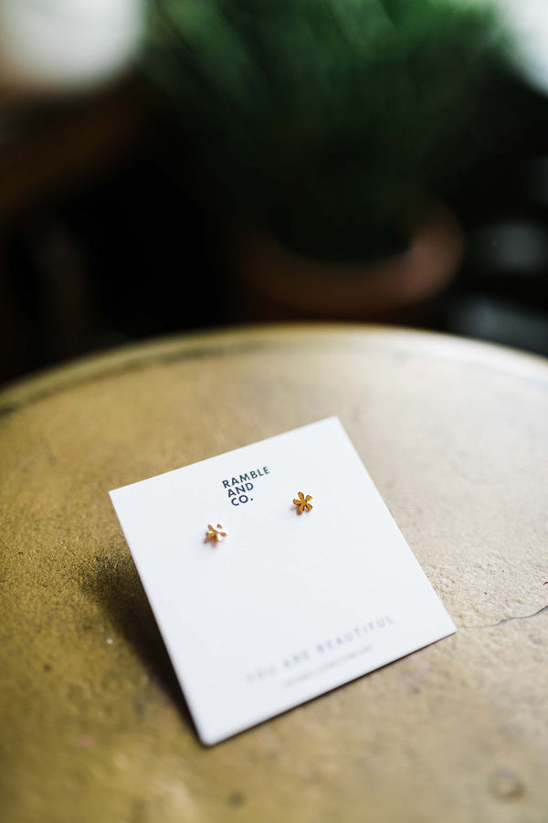 dainty flower | 16k gold filled stud earring