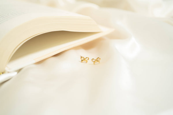 bow stud | 18k gold earrings
