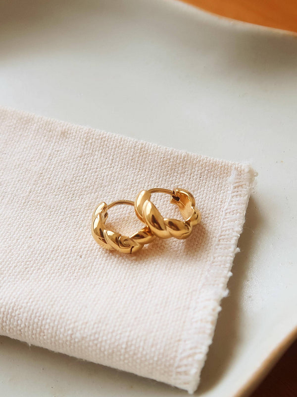 twist hopp | 18k gold huggie
