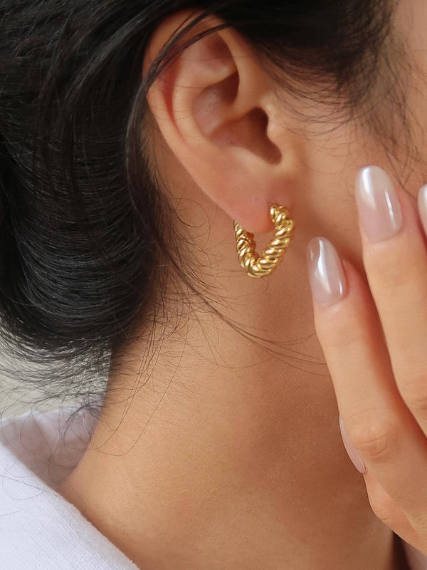 twisted heart hoop earring | 18k gold