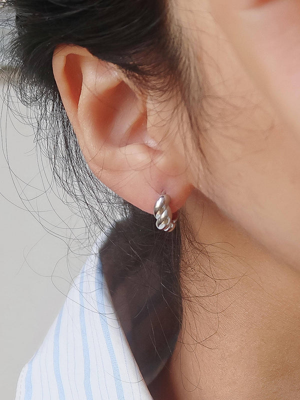 twist hopp | 18k gold huggie