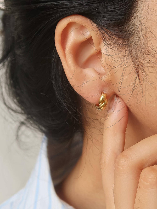 twist hopp | 18k gold huggie