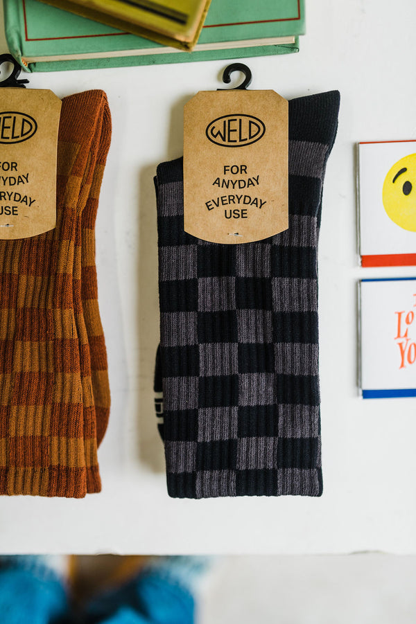 tonal checkerboard crew socks | black
