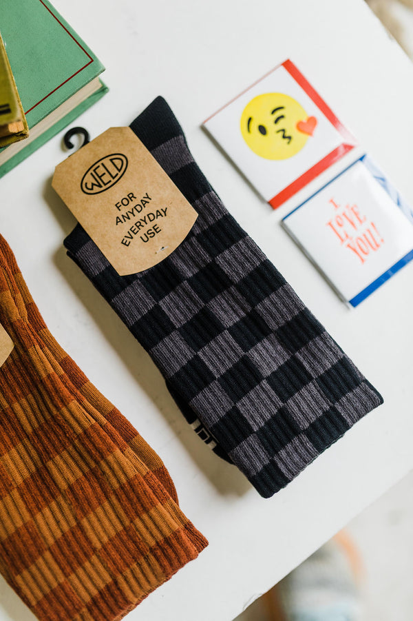 tonal checkerboard crew socks | black