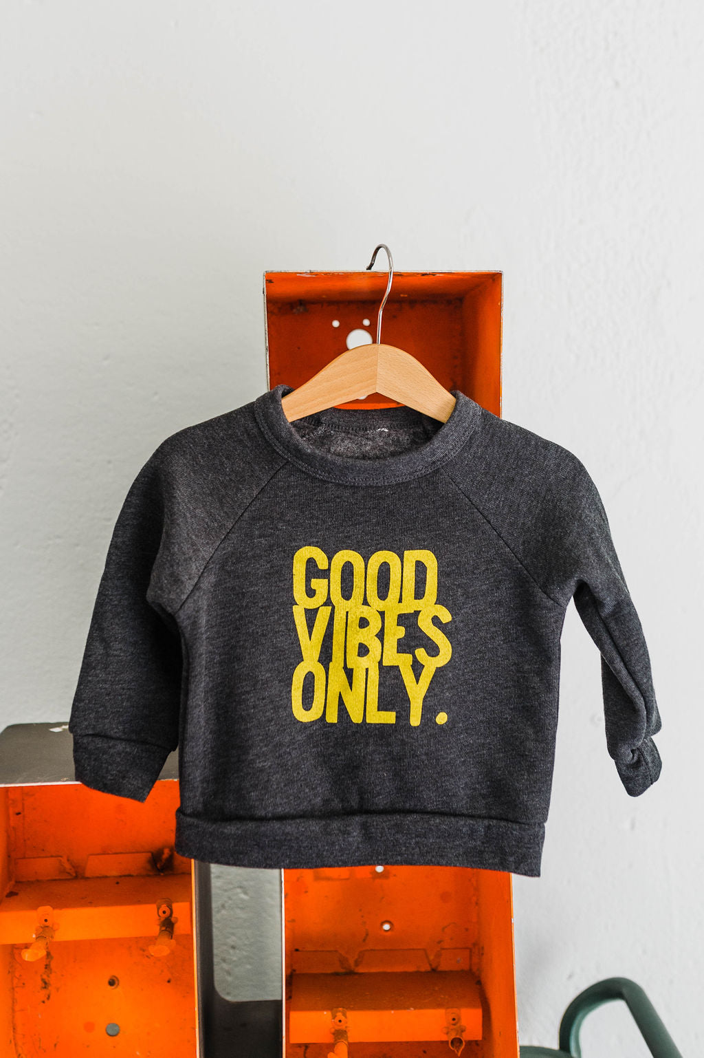 good vibes only | kids charcoal fleece raglan sweatshirt