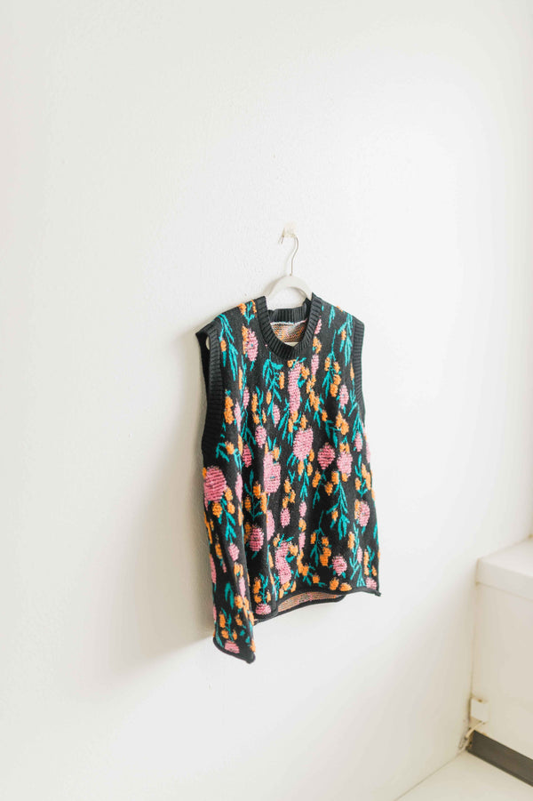 floral sweater vest | black