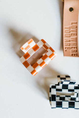 medium claw clip | toffee checkered