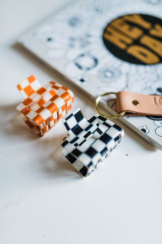 medium claw clip | toffee checkered