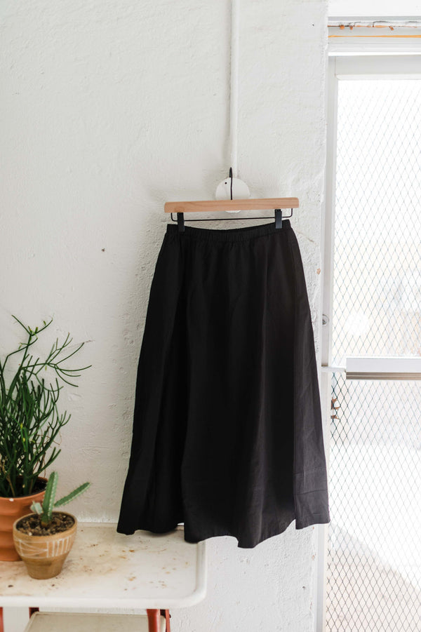 romantic high-waist midi skirt | black