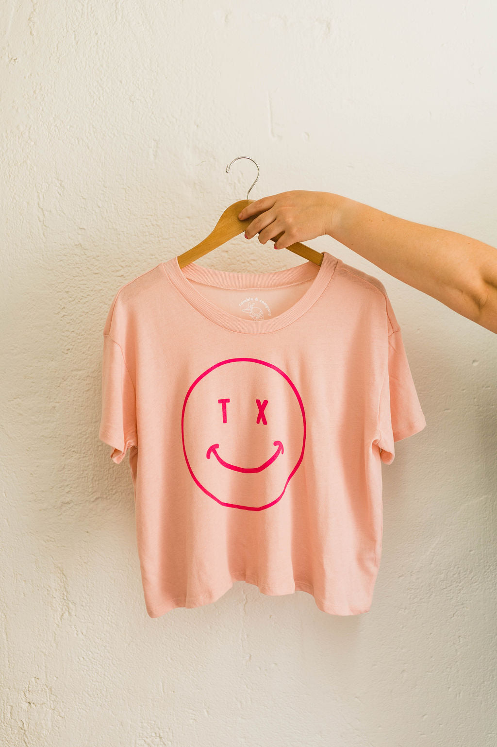 smiley tx | rose cropped tee