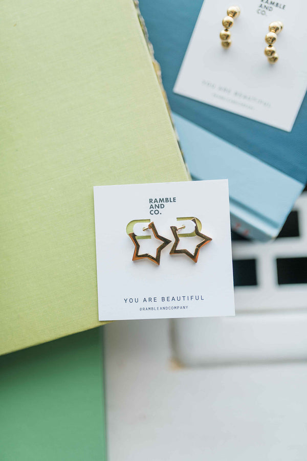 star huggie | earring