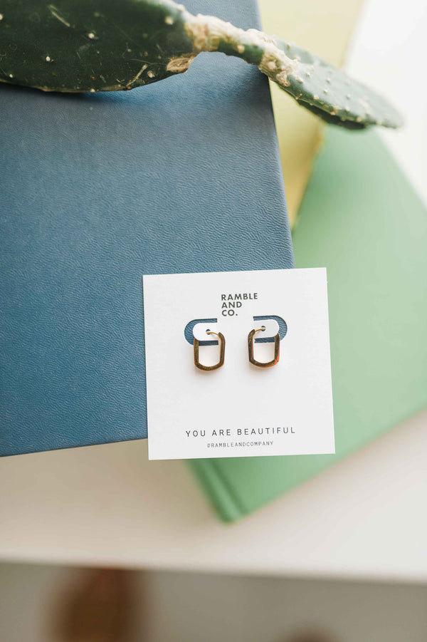 minimal u shape huggie | earring