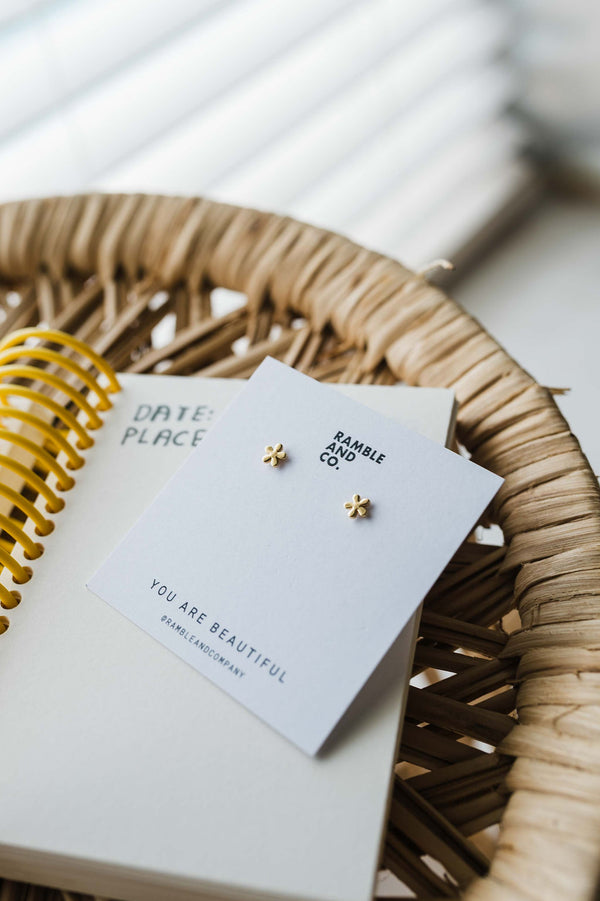dainty flower | 16k gold filled stud earring
