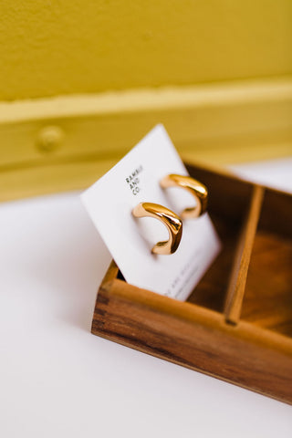 classic c hoop earring | 18k gold