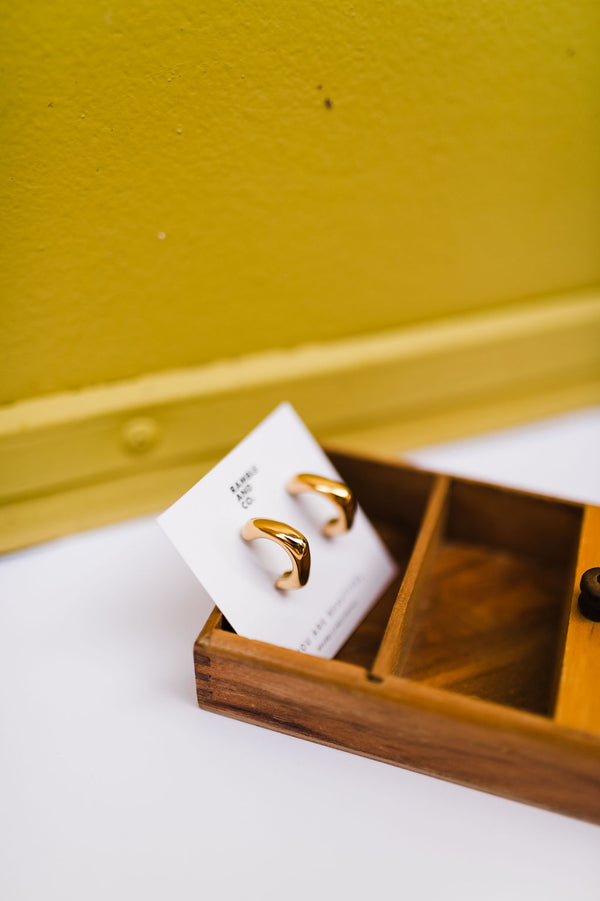 classic c hoop earring | 18k gold