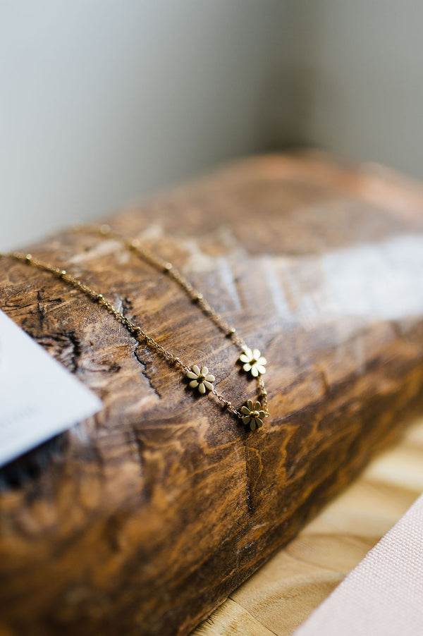 dainty daisy necklace | 18k gold necklace