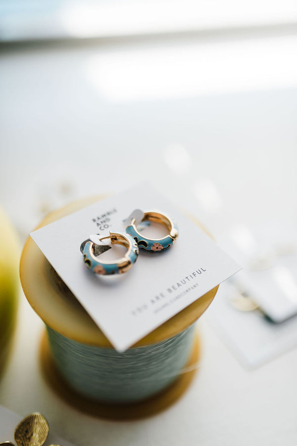 vintage blue floral huggie | earring