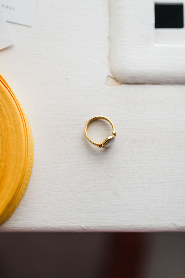 shell stone yellow gold | ring