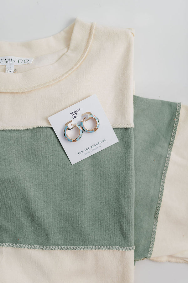 vintage blue floral huggie | earring