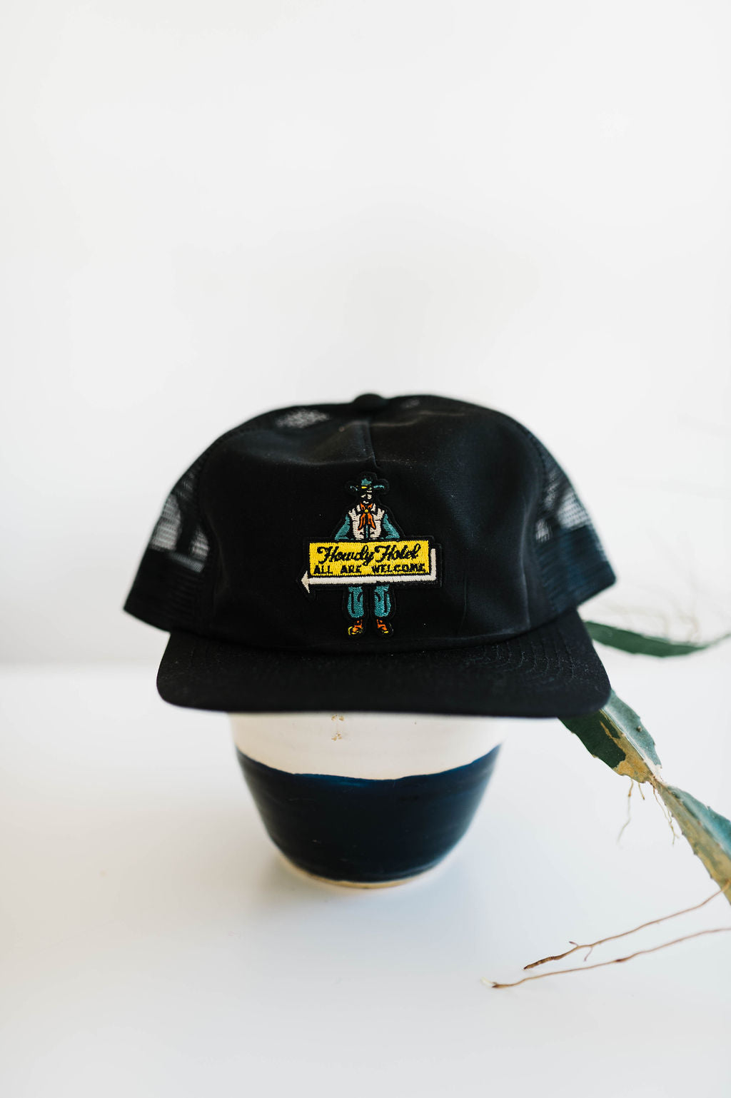 howdy hotel | black nylon field trip trucker hat