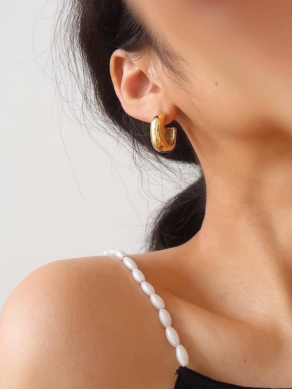 classic c hoop earring | 18k gold
