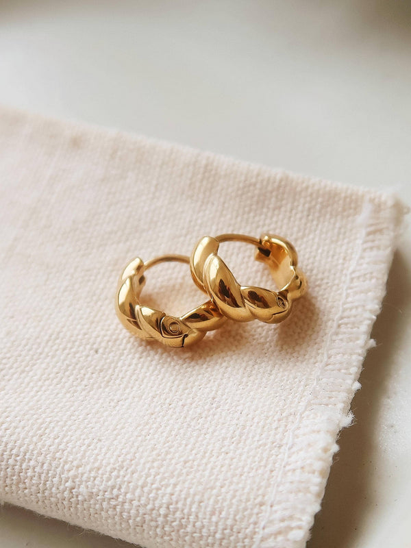 twist hopp | 18k gold huggie