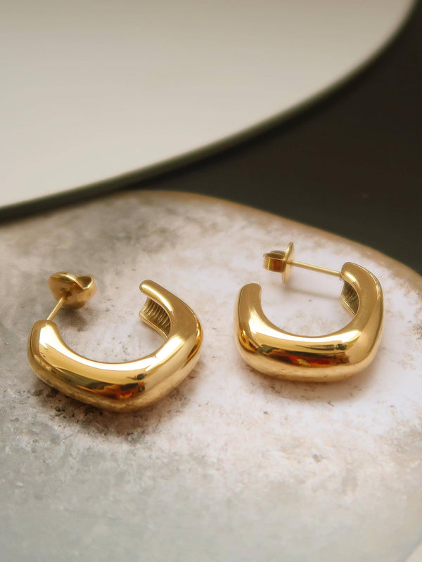classic c hoop earring | 18k gold