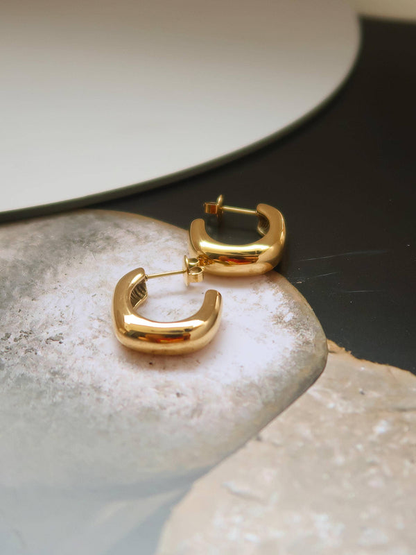 classic c hoop earring | 18k gold