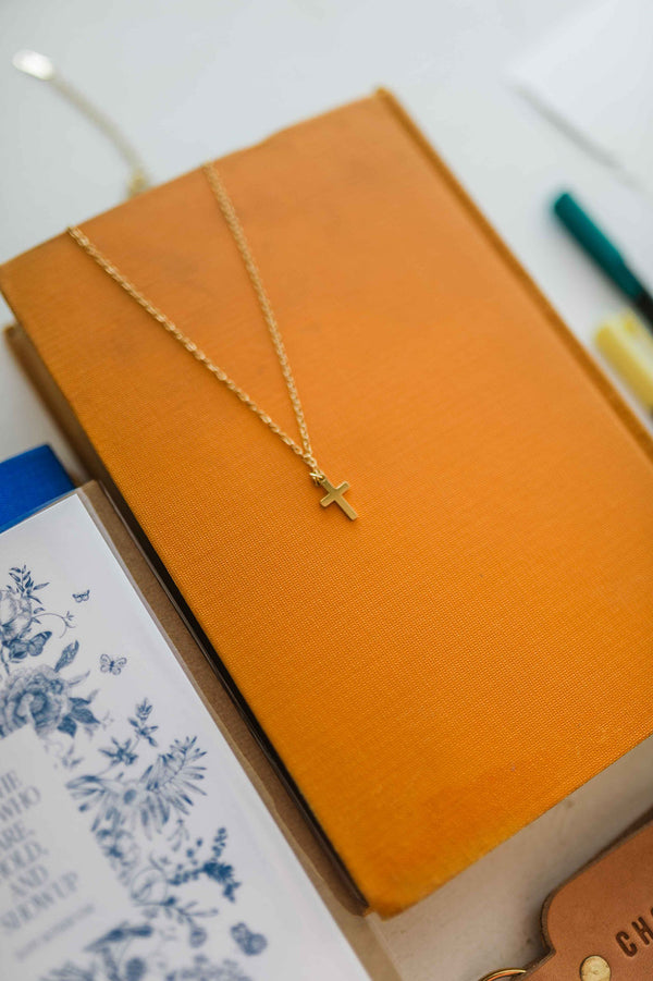 cross necklace | 18k gold necklace